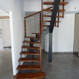 escalier-contemporain-limon-central-peint