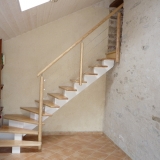 escalier-limon-central-peint-rampe-bois-et-fil-inox