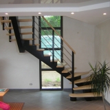 escalier-limon-central-peint-rampe-tubes-inox-2